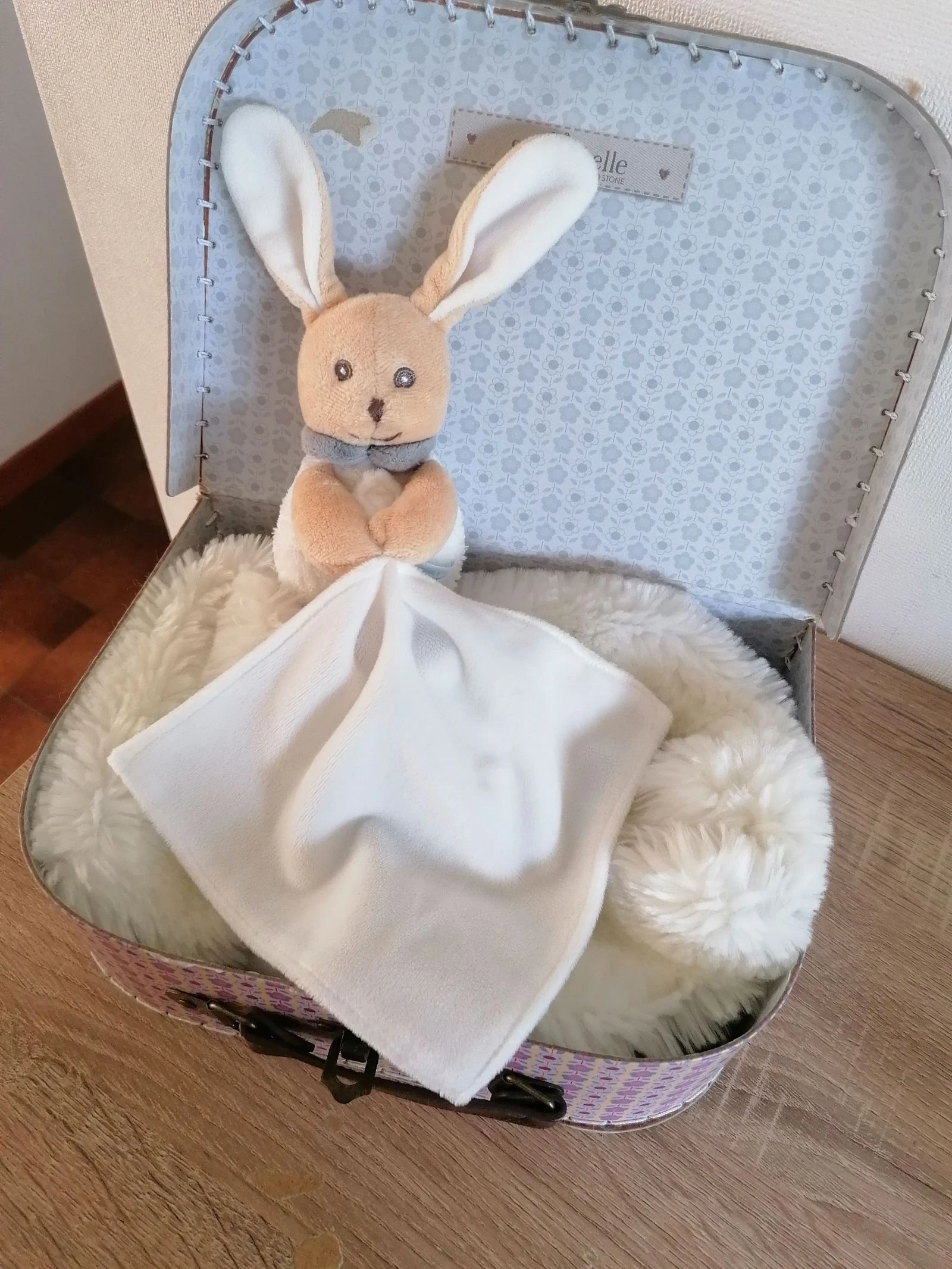 Doudou lapin tenant son mouchoir beige blanc et gris, chicco 